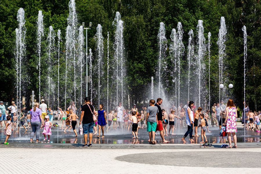 Фото Дети в Новосибирске устроили купальни в городских фонтанах 8